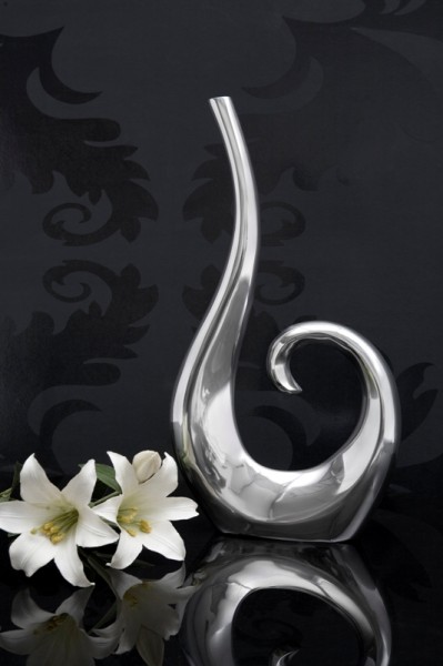 1506331262-Designer-Vase-aus-poliertem-Aluminium-1.jpg