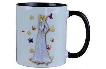 Harald Glööckler Pompöös Tasse Hund mit weissfarbenem Abendkleid - designed by Harald Glööckler